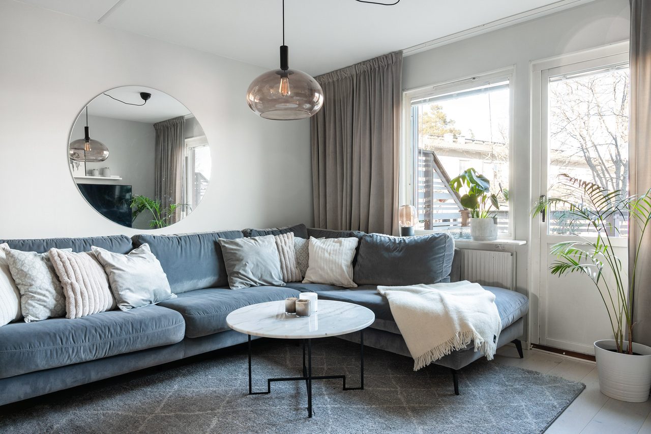 Soffhörna med utgång till altan på baksidan