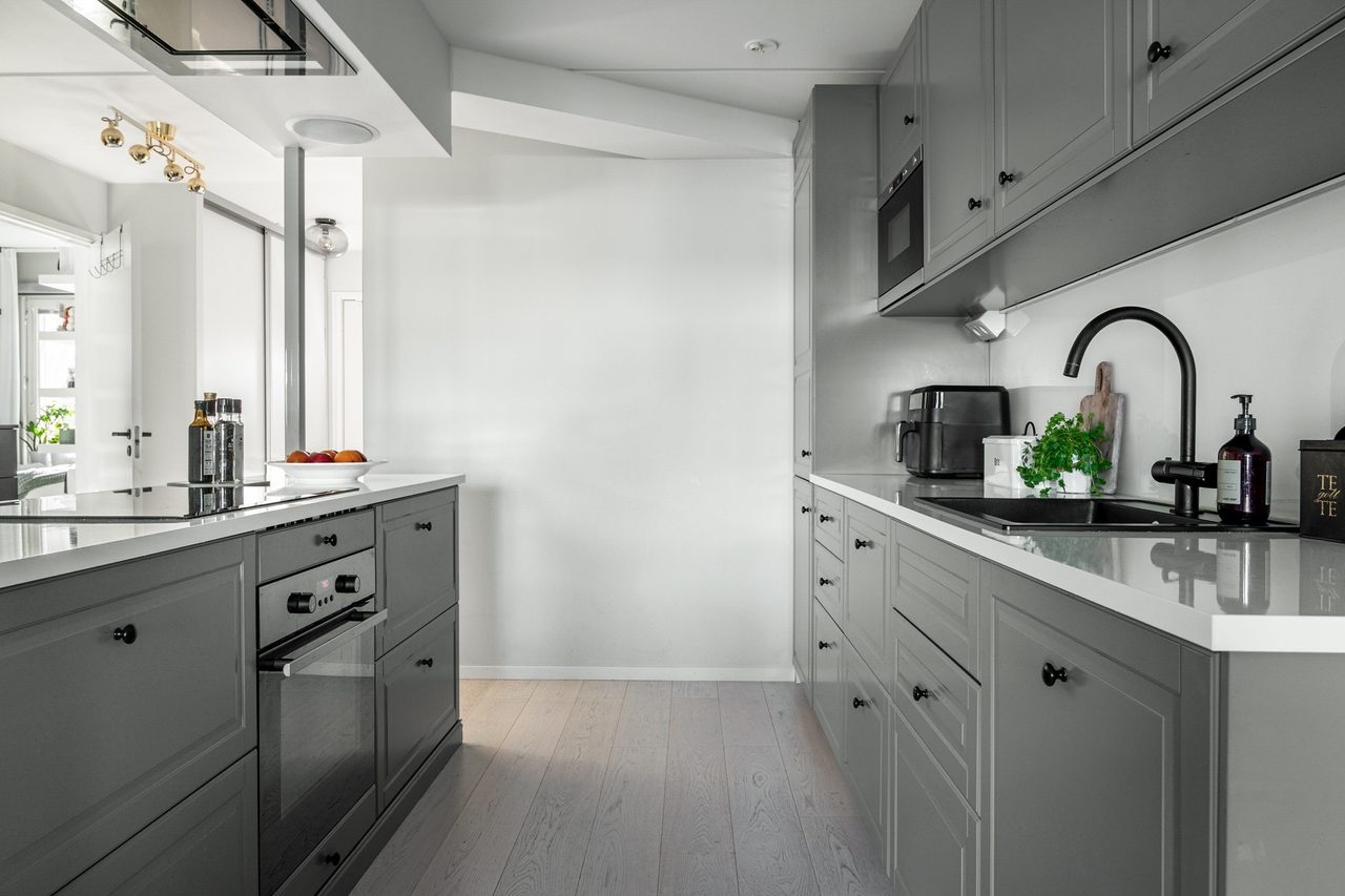 Modernt kök med köksö