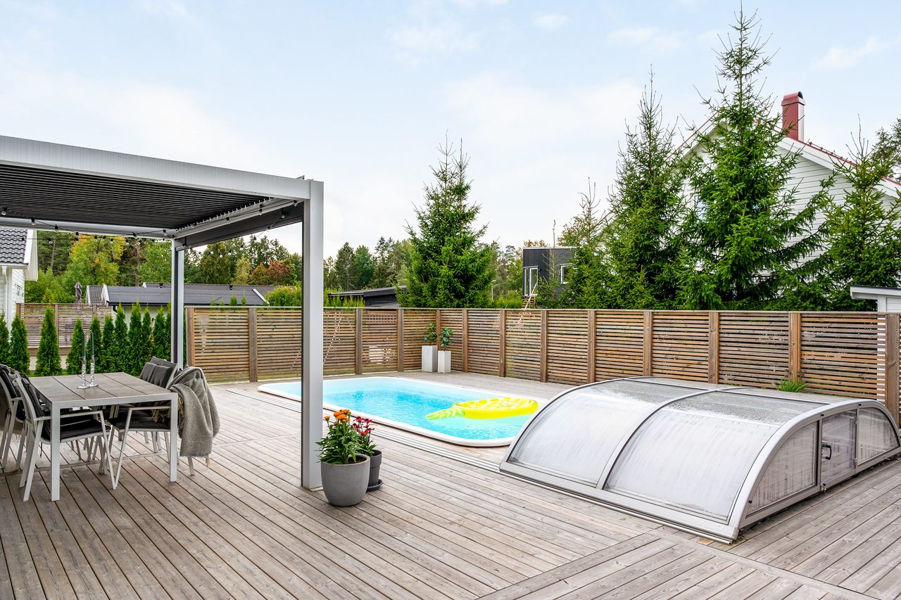 Stor altan i bästa solläge med pool