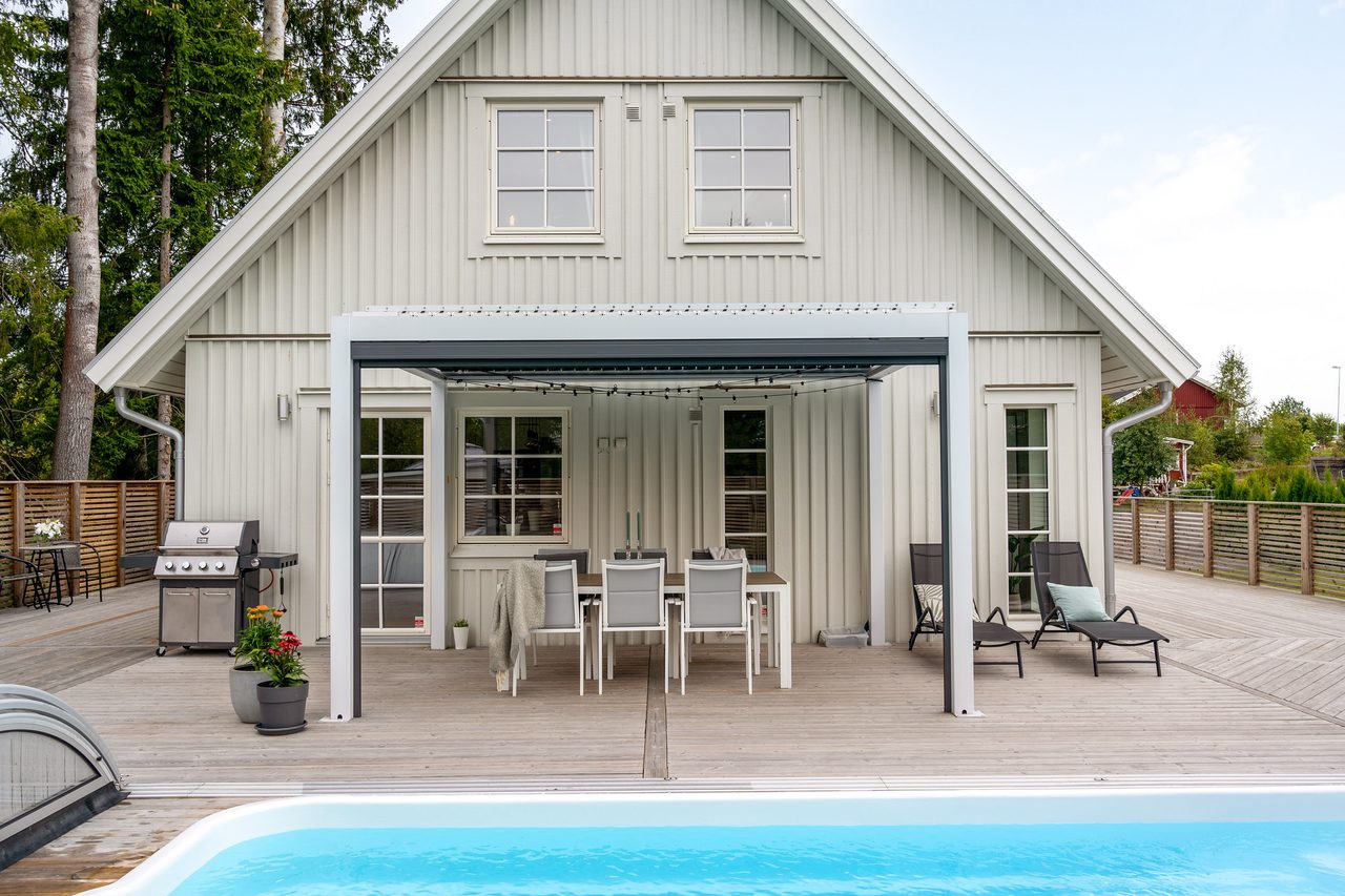 Här njuter hela familjen av solen från morgon till kväll