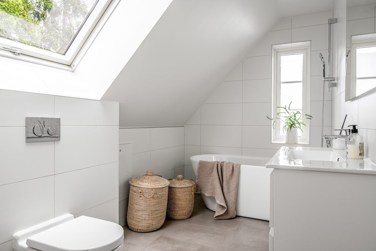 Ljuvligt badrum med underbart ljusinsläpp