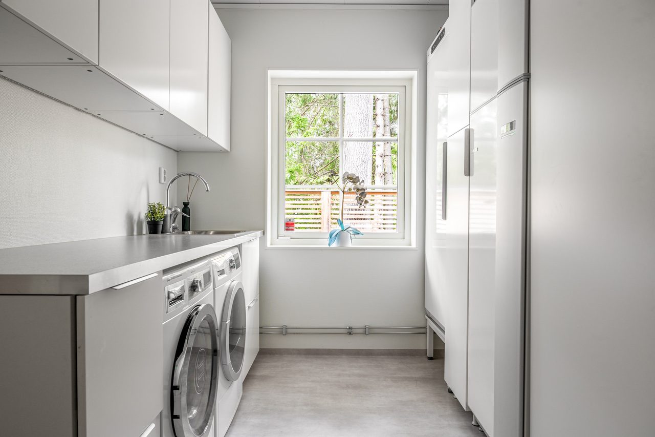 Praktisk tvättstuga med groventré