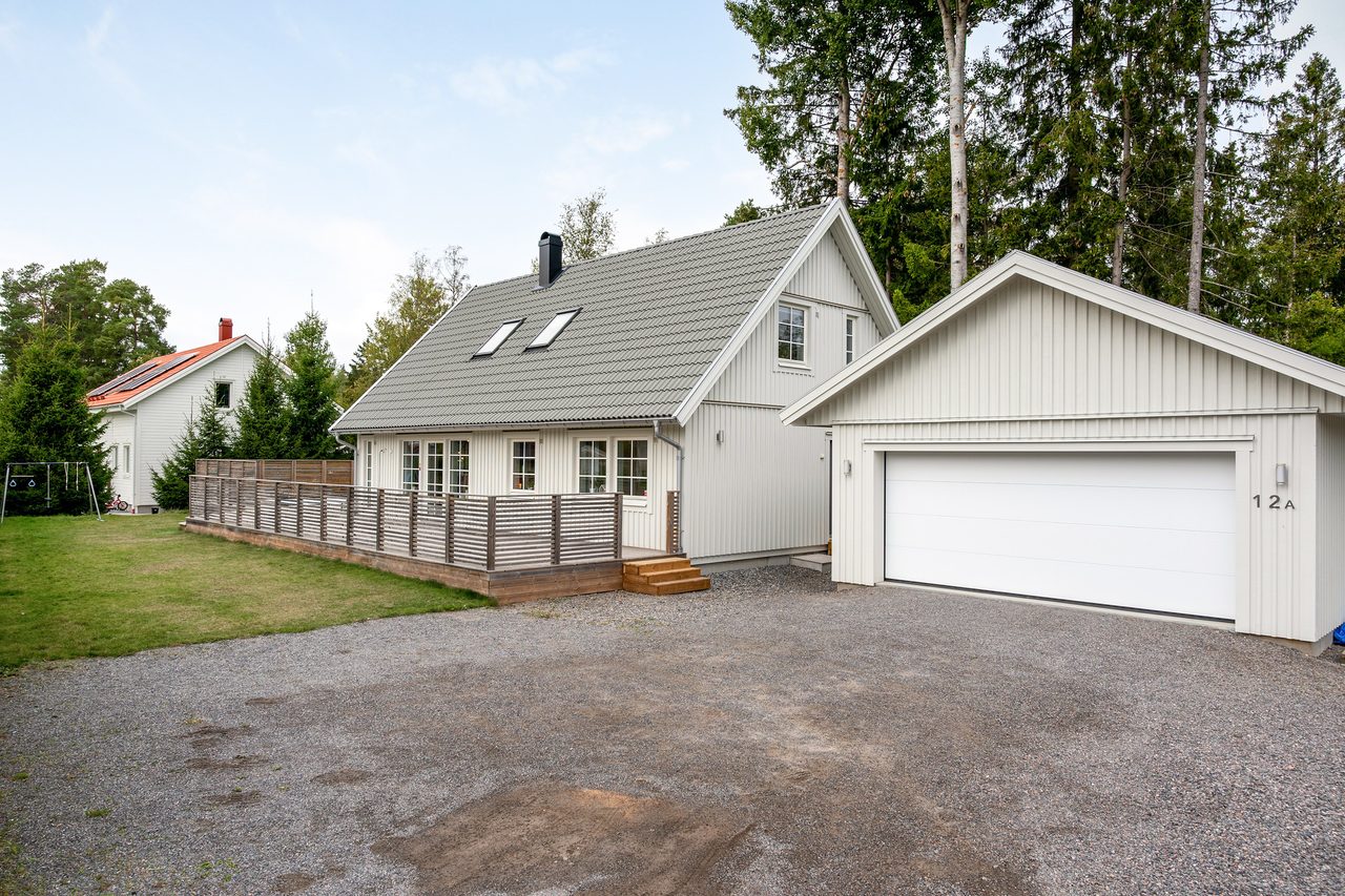 Mycket trevligt hus på bra tomt med stor infart och ett dubbelgarage