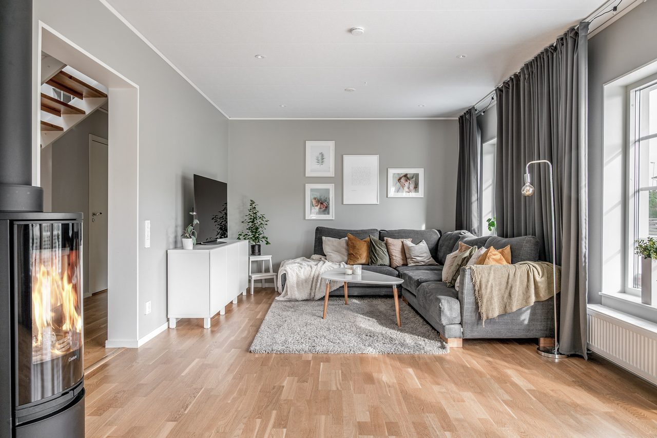 Rymlig vardagsrumsdel med braskamin som ger en hög mysfaktor