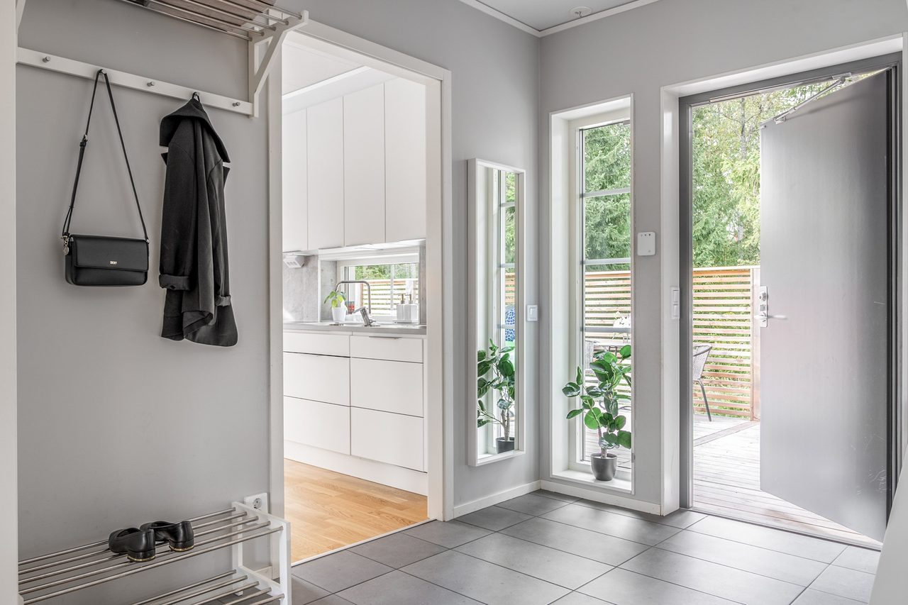 Rymlig hall med bra avhängningsmöjligheter