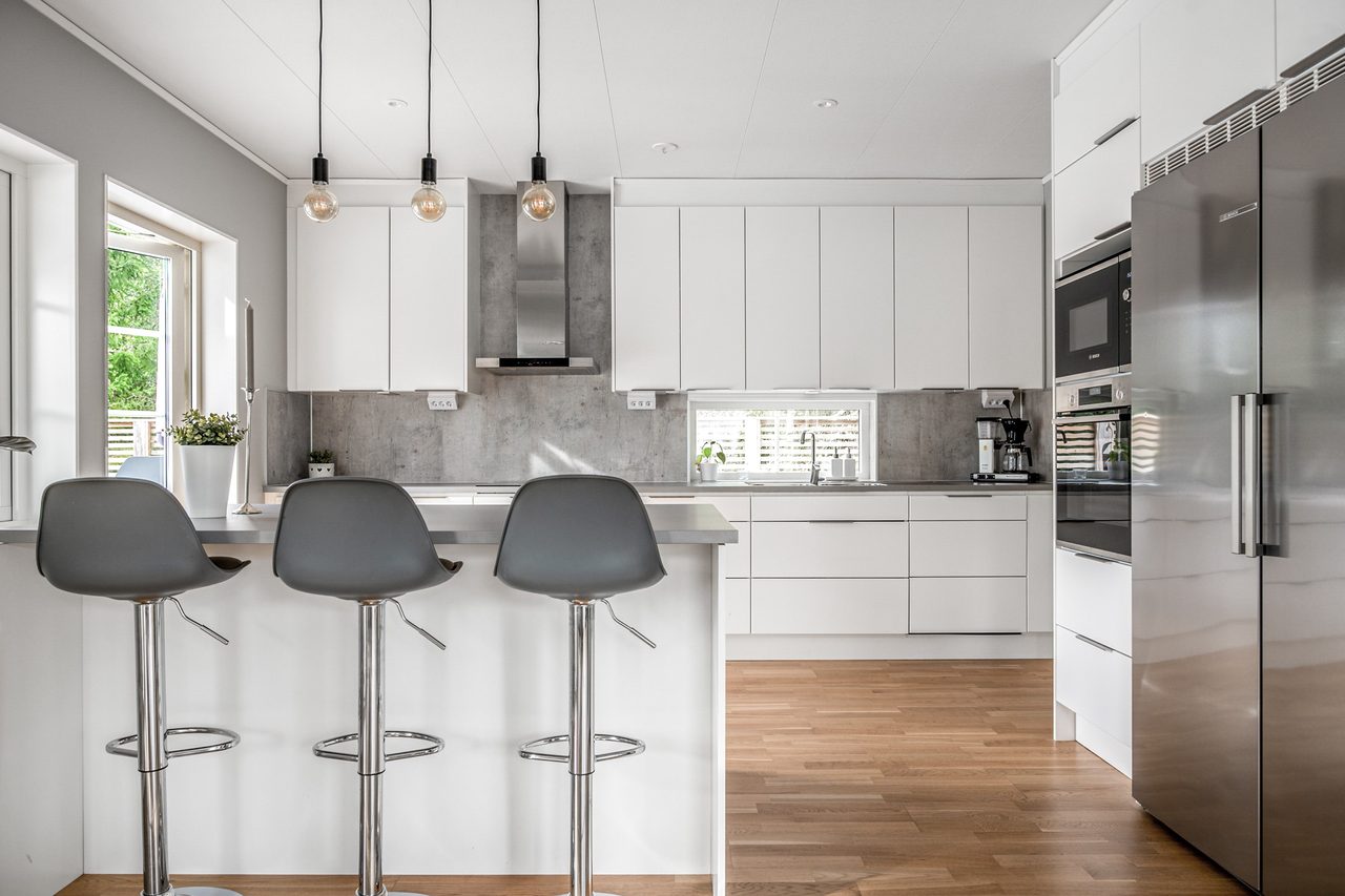 Ett härligt kök med praktisk köksö för mingel vid middagsbjudningar