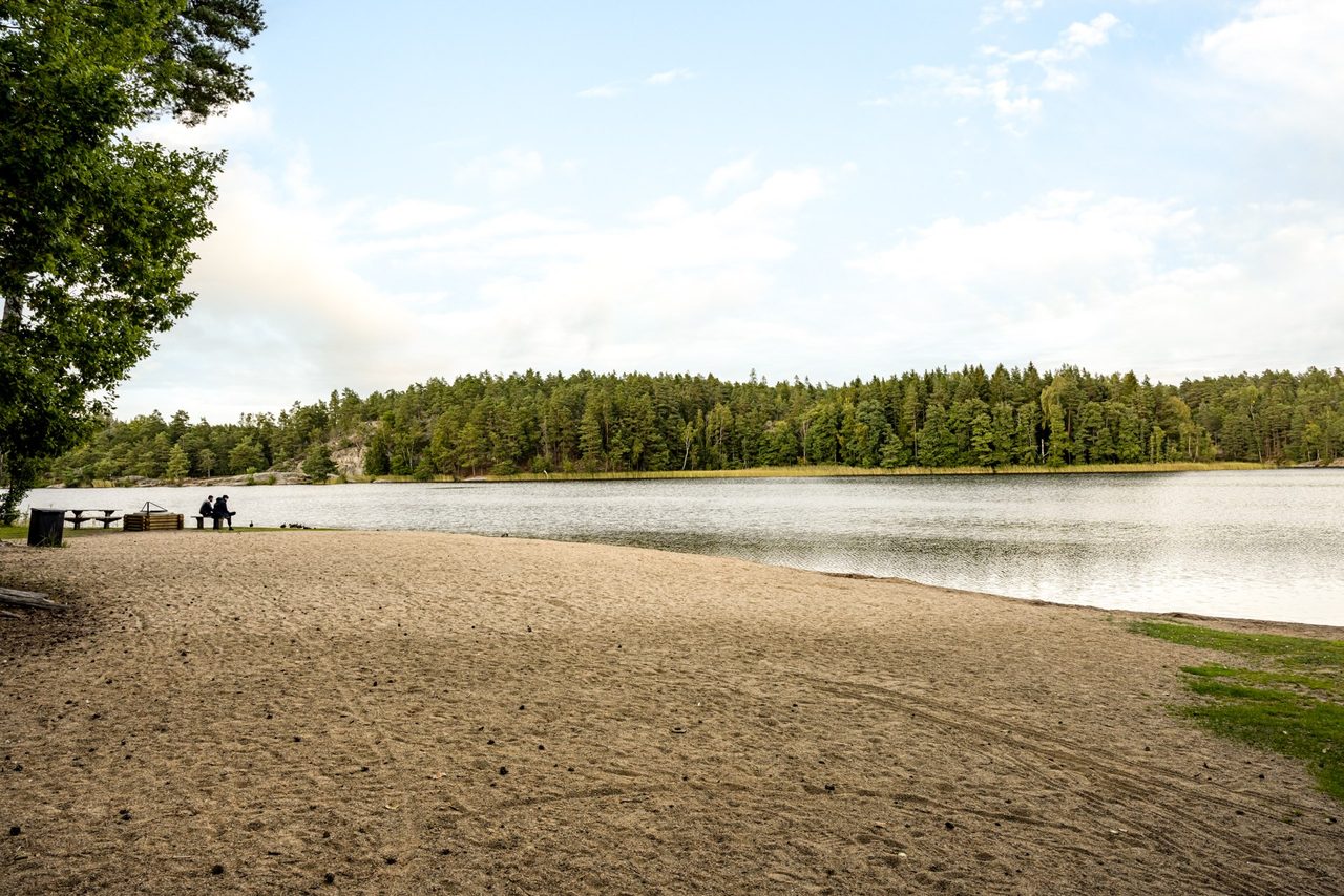Ramsjön med sandstrand och klippbad