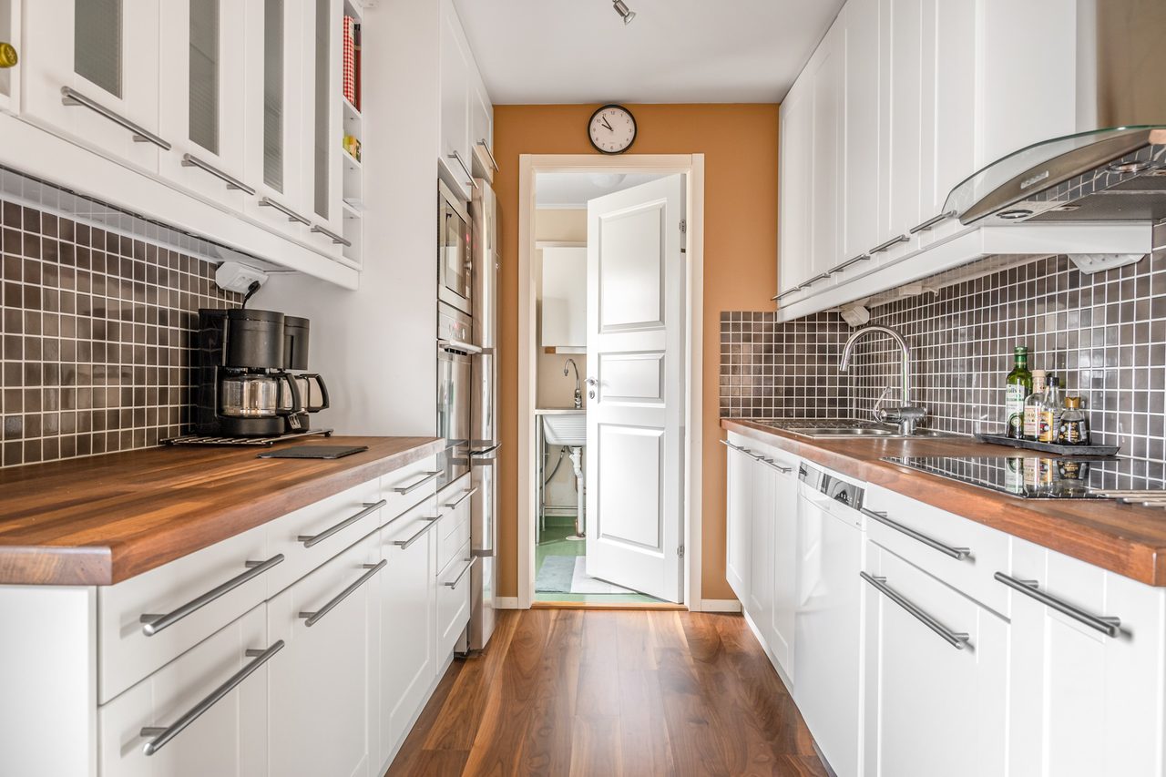 Från köket når man den separata tvättstugan med groventré