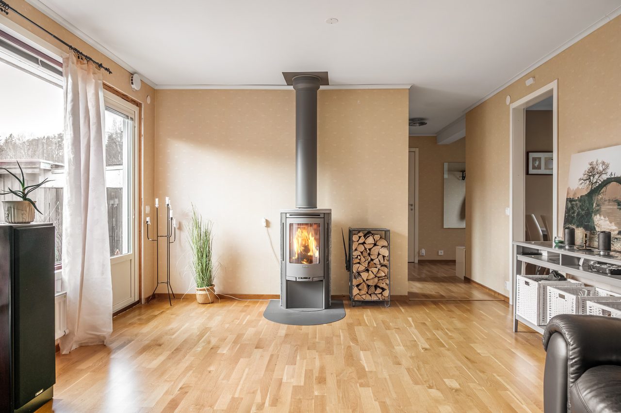 I vardagsrummet finns en braskamin som värmer gott