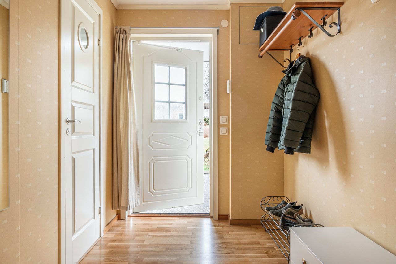 Välkomnande hall med gott om plats för avhängning