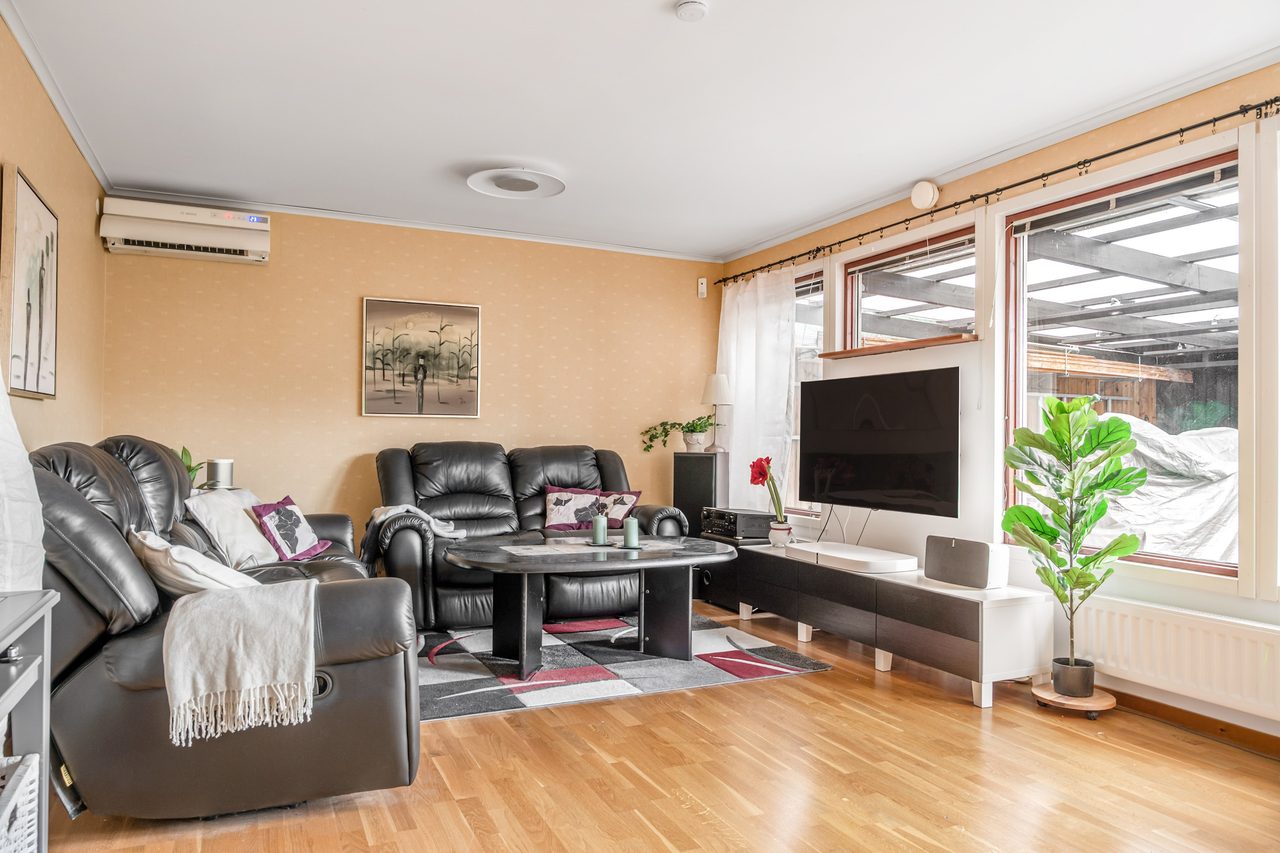 I vardagsrummet finns gott om plats för en större soffgrupp