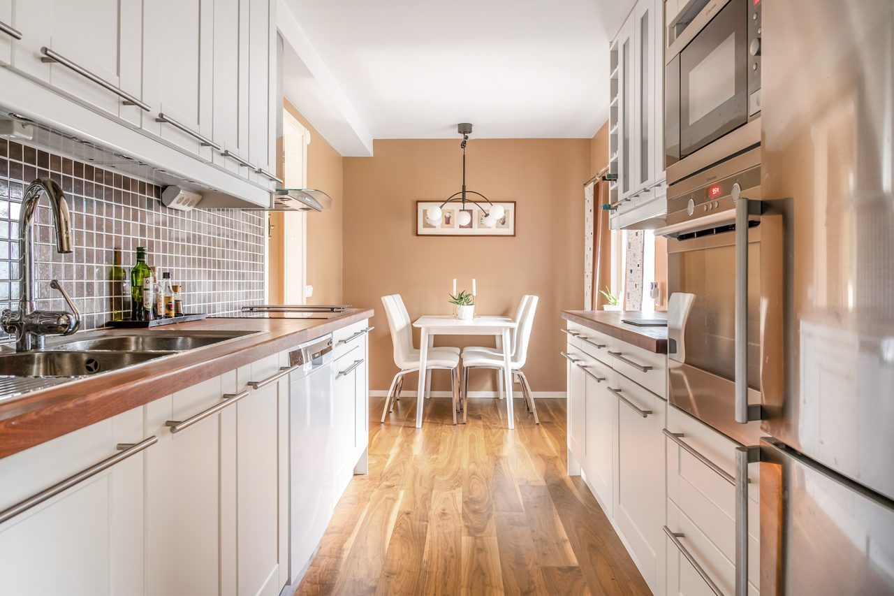 Modernt och väl tilltaget kök med trevlig matplats