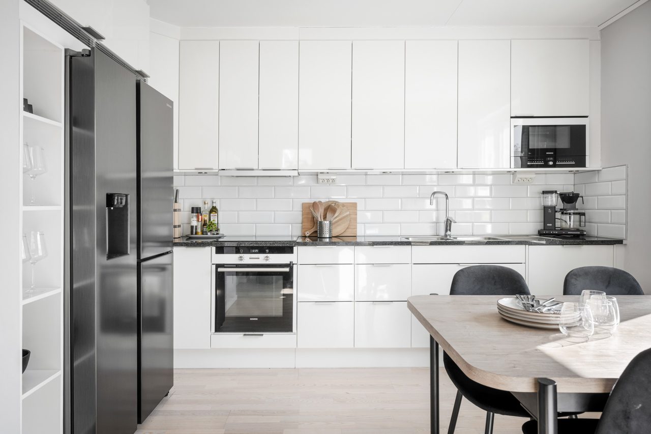 Stilrent kök med ny kyl och frys