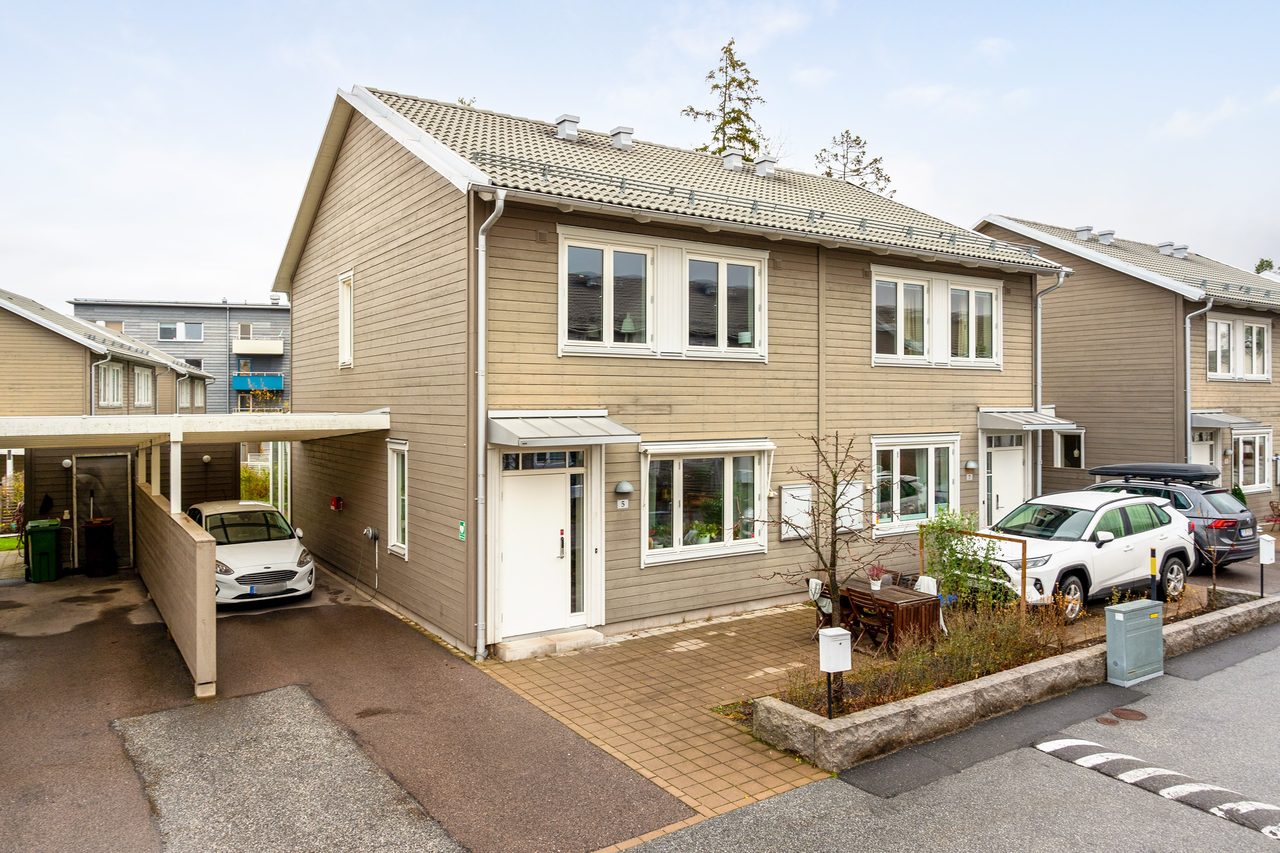 Stor infart med carport, gott om plats för flera bilar