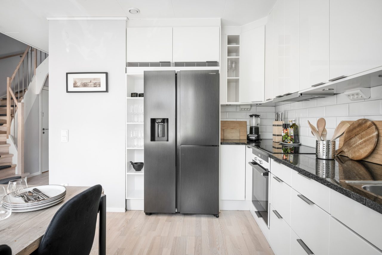 Väl tilltaget med förvaring och bänkytor