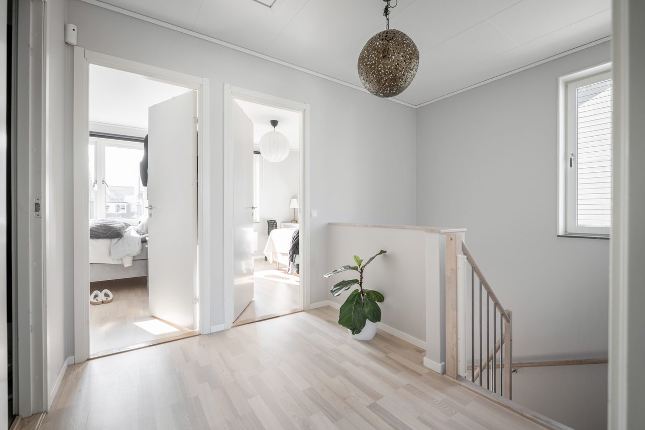 Hall på övre plan med fint ljusinsläpp