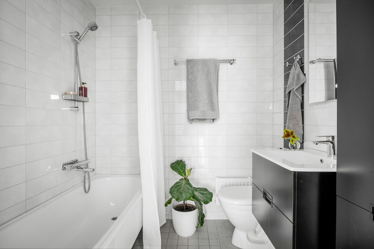 Badrum på övre plan med badkar