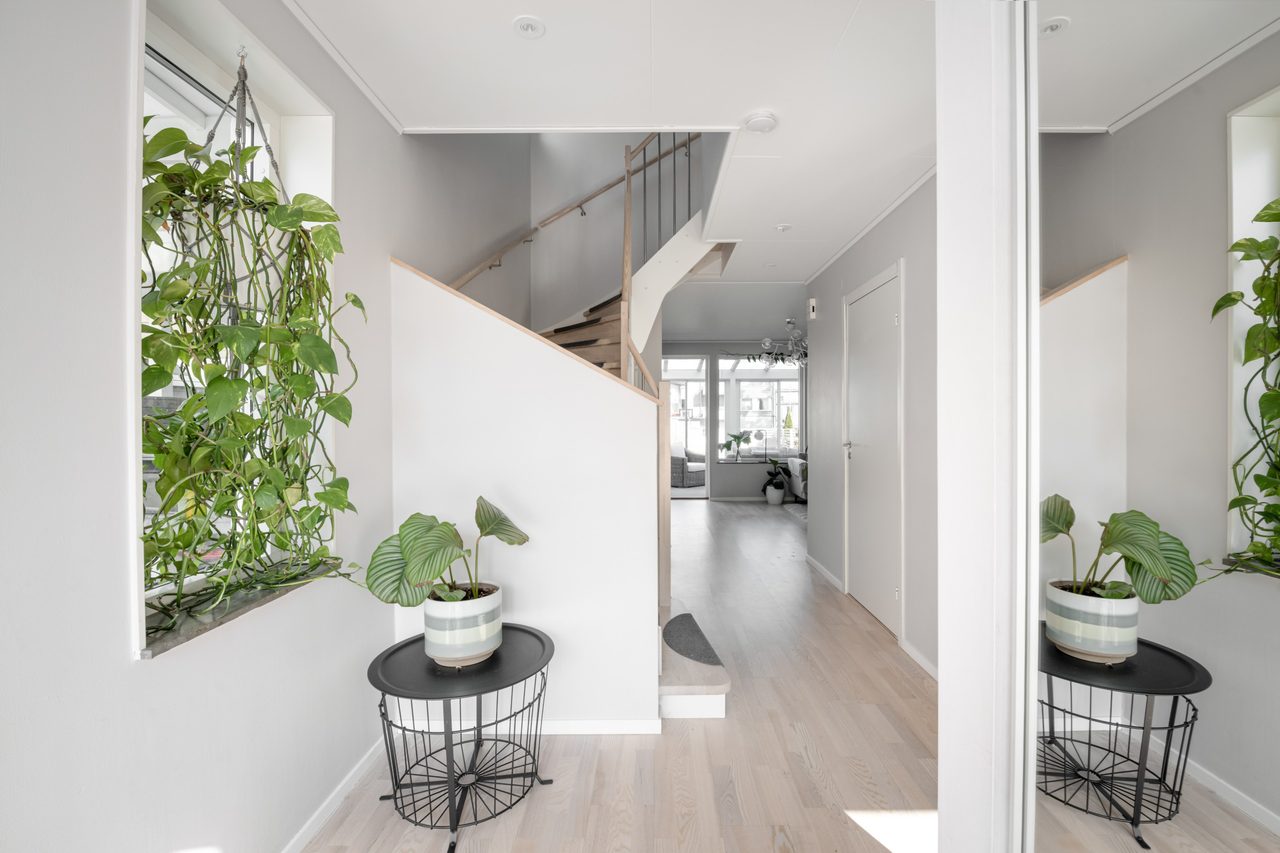 Praktisk hallförvaring i skjutdörrsgarderob