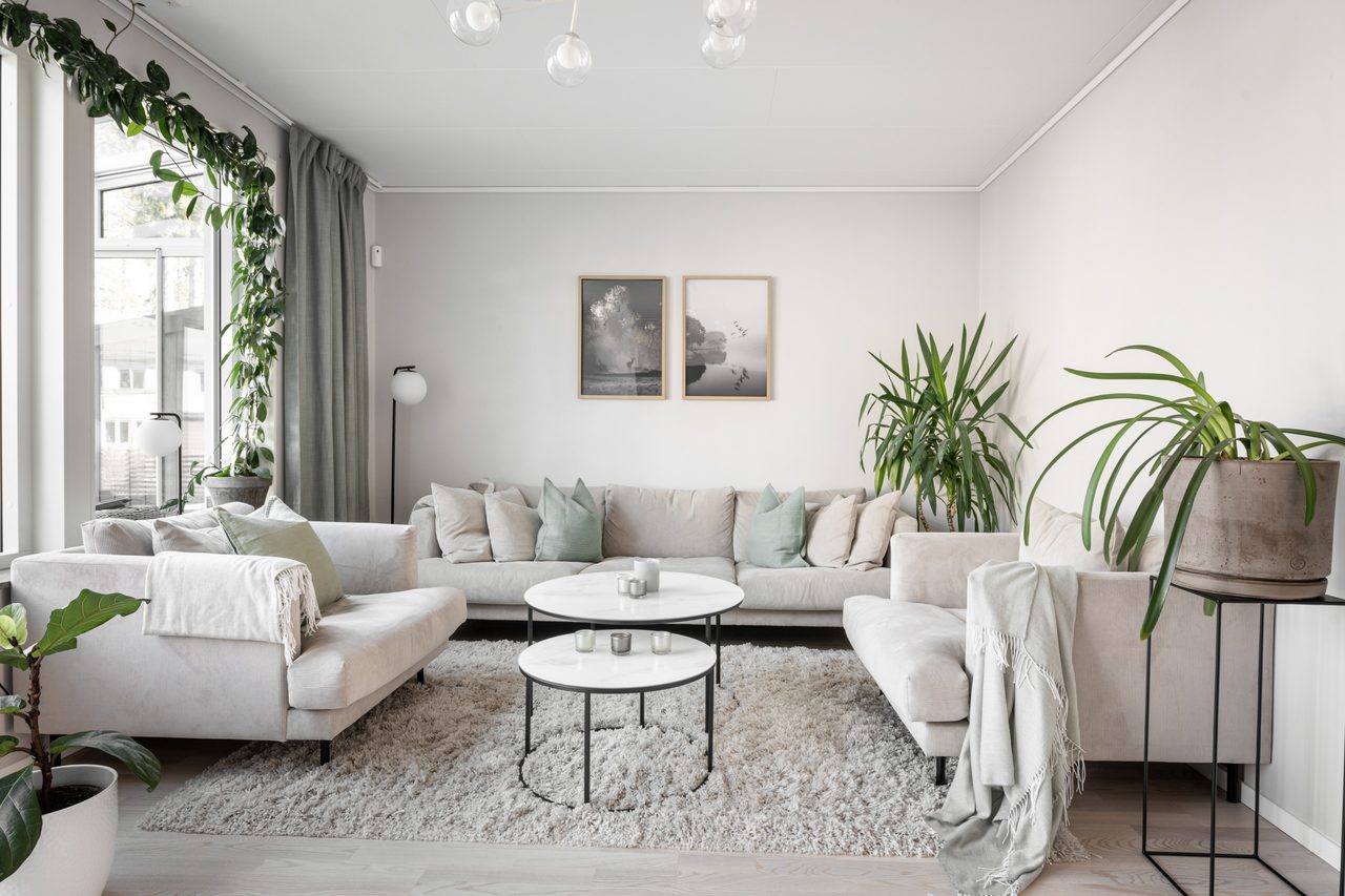 Generöst vardagsrum med gott om plats för en större soffgrupp