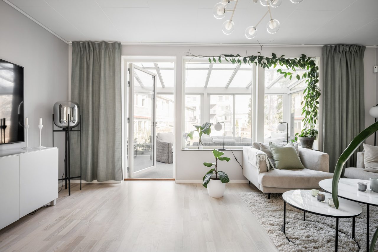 Vackert ljusinsläpp med utgång till uterummet