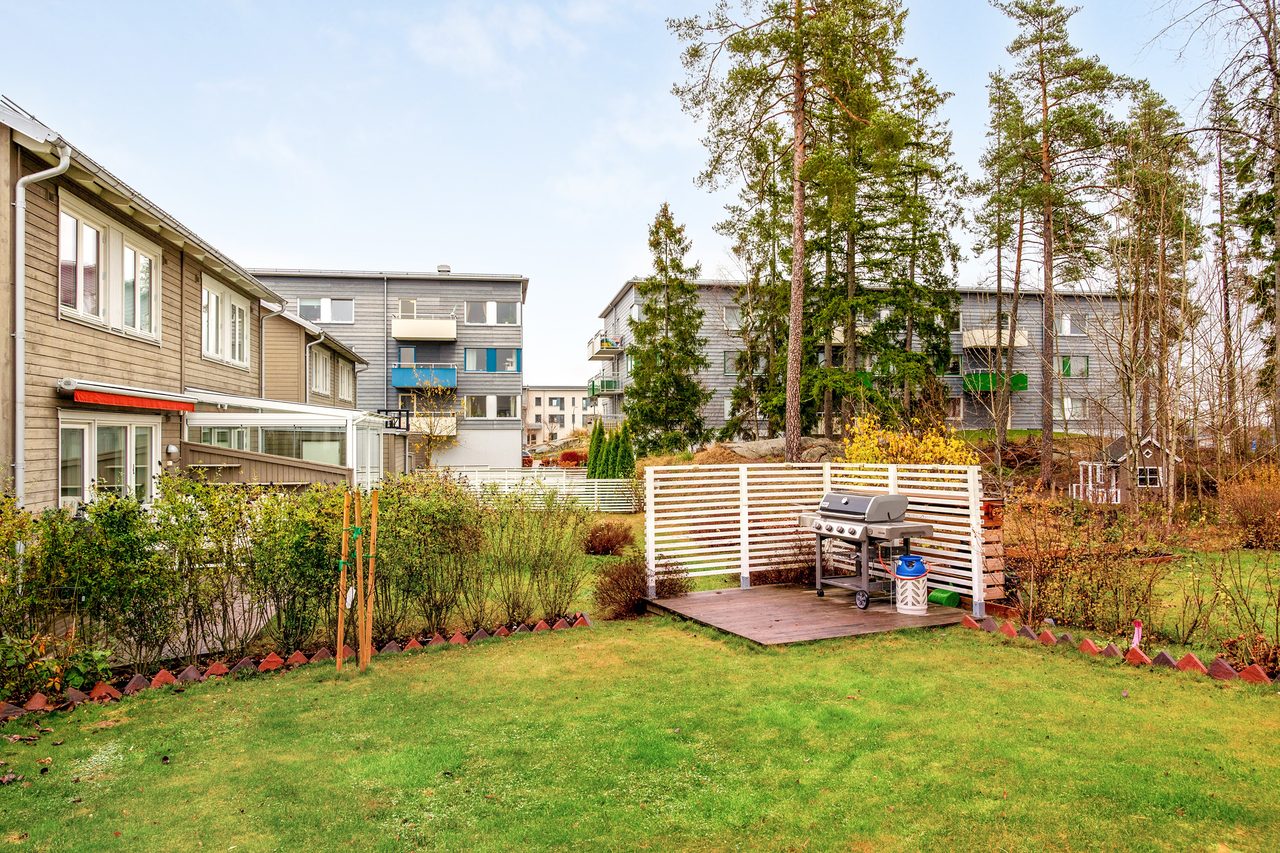 Plan fint tomt med bra ytor för lek