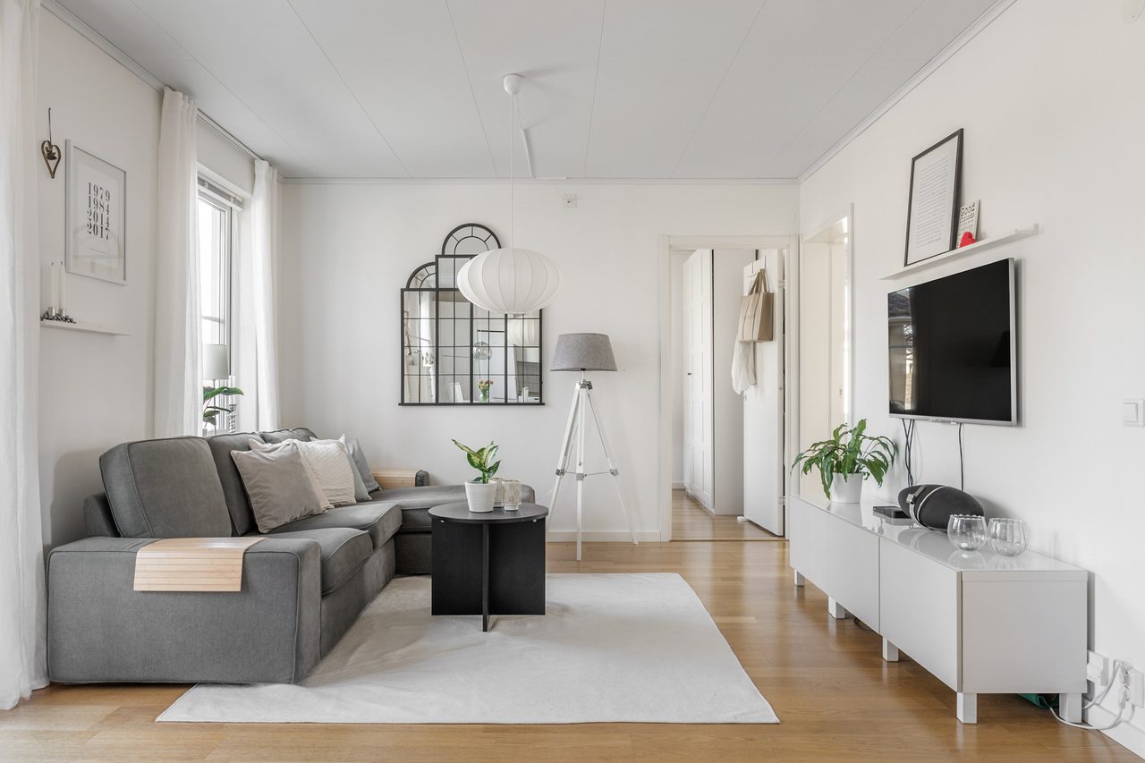 I vardagsrummet finns gott om plats för en större soffa