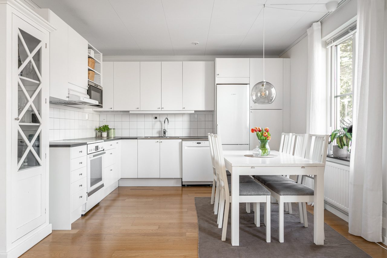 Modernt kök med gott om plats för middagsgäster