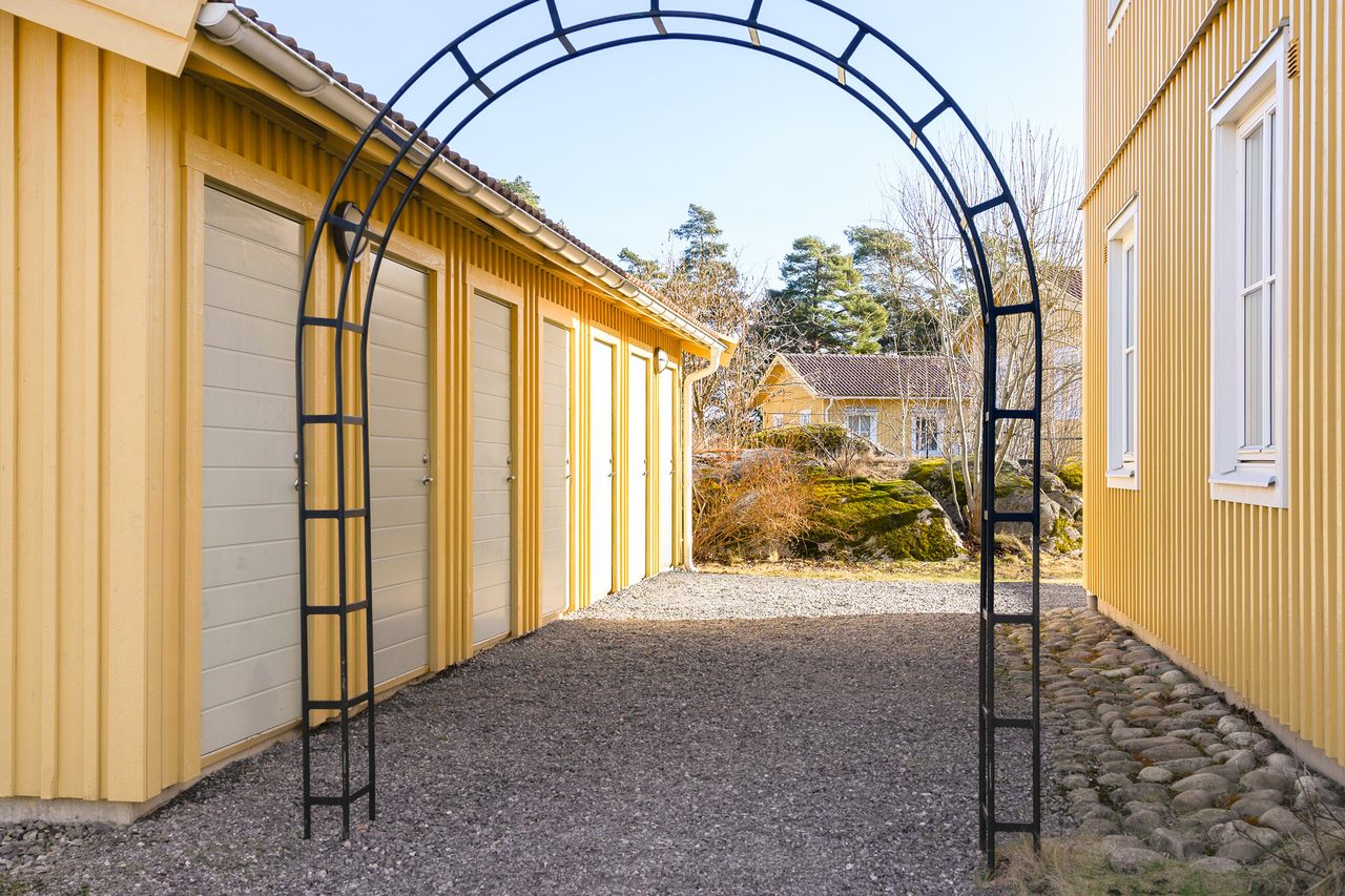 Stort förråd i separat byggnad i direkt anslutning till bostaden