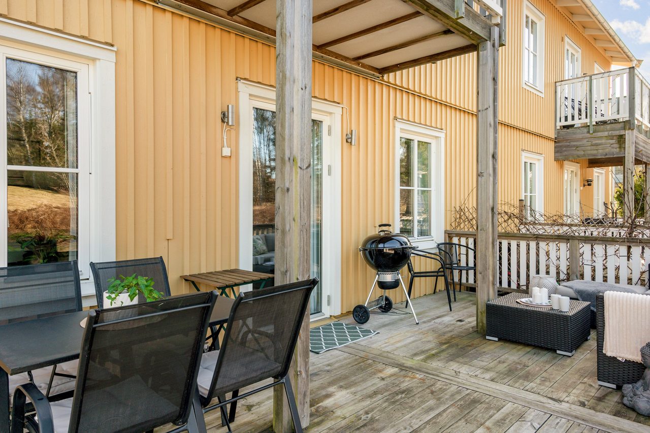 Stor altan med sol på eftermiddagen och kvällen