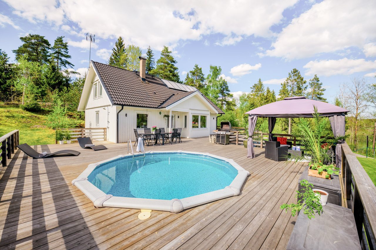 Stor altan med gott om plats för sommarhäng med familj och vänner