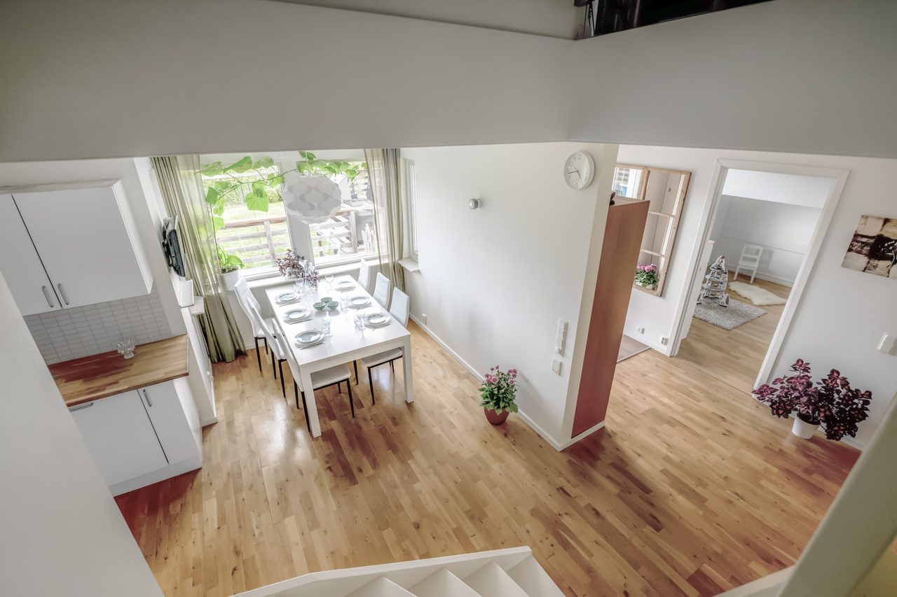 Vy ner mot entréplan på övre plan