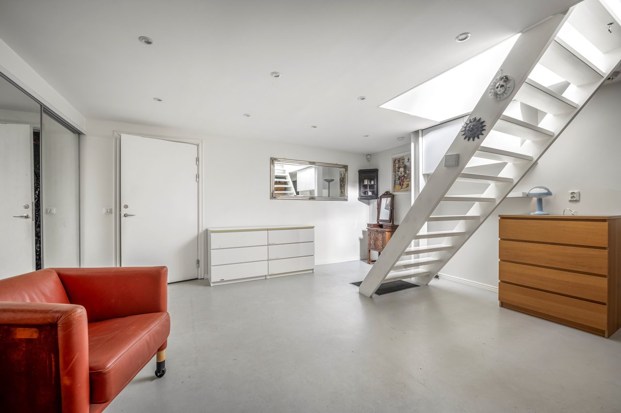 Stort hobbyrum i källarplan