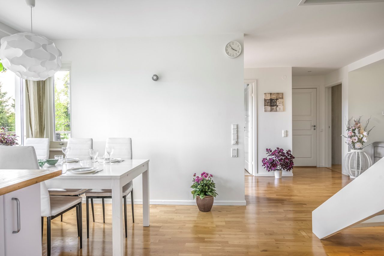 Vy från kök mot vardagsrum