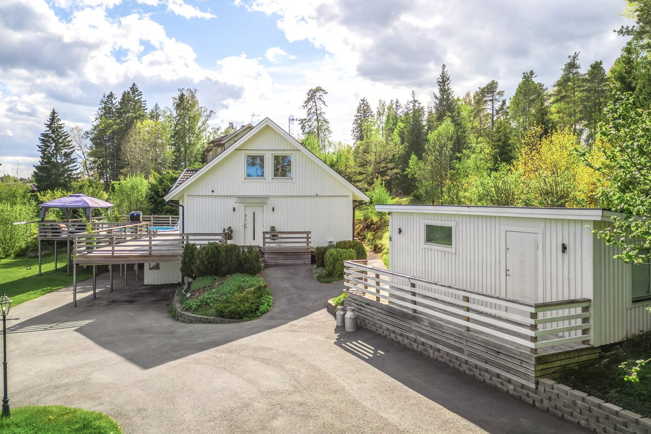 Generös uppfart med stort förråd som kan inredas till ett gästhus