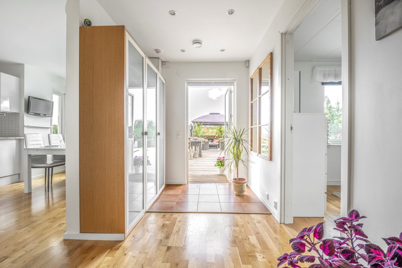 Hall med förvaring i flera garderober