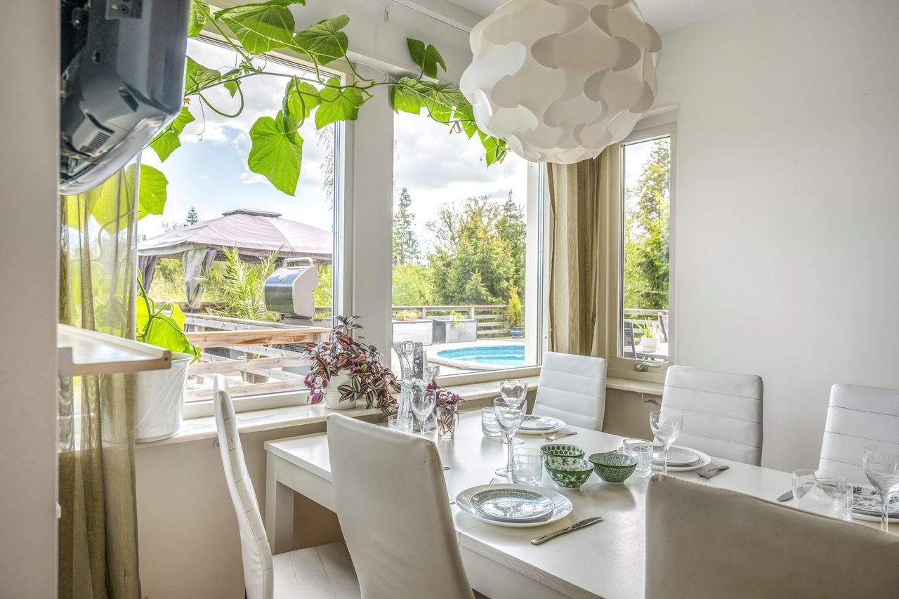 Här har man fin utsikt över uteplatsen och hästhagarna