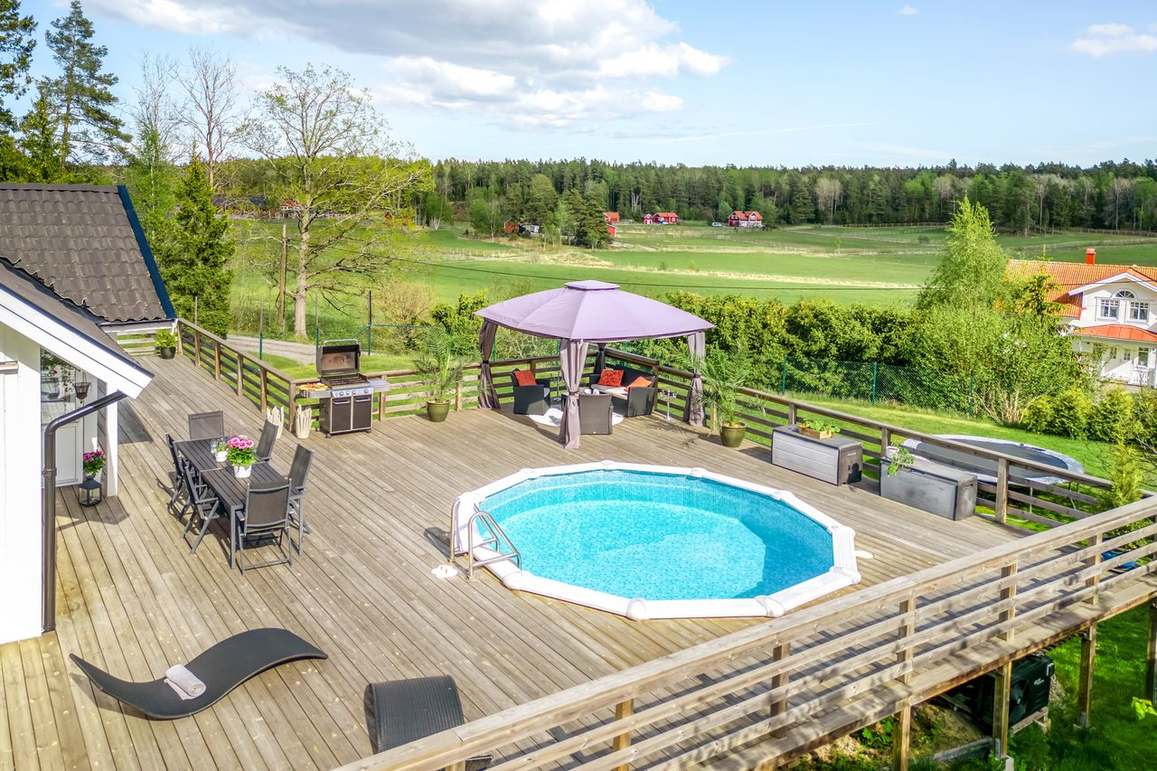 Njut av lugnet med vackra fri vyer över hästhagar och naturen runt om