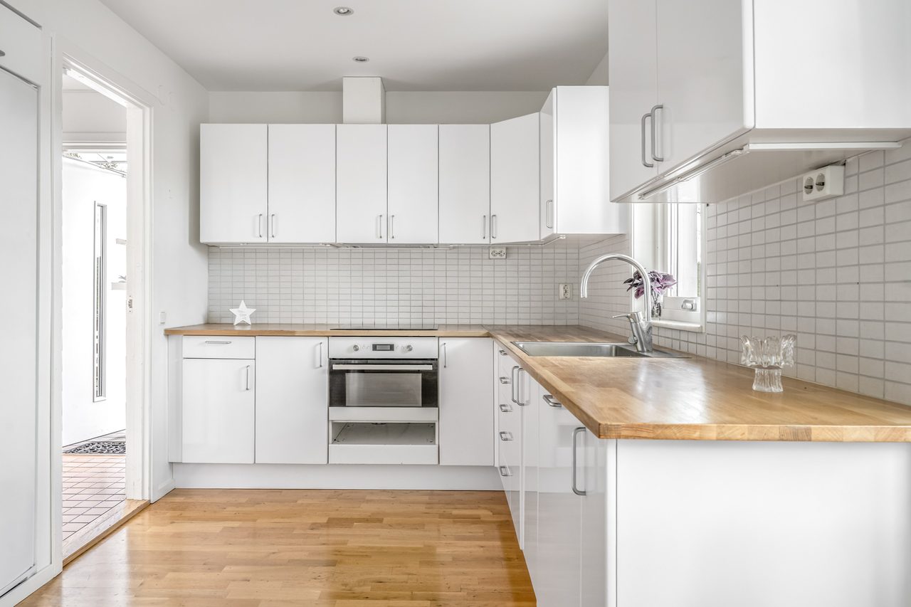 L-format kök med anslutning till groventré