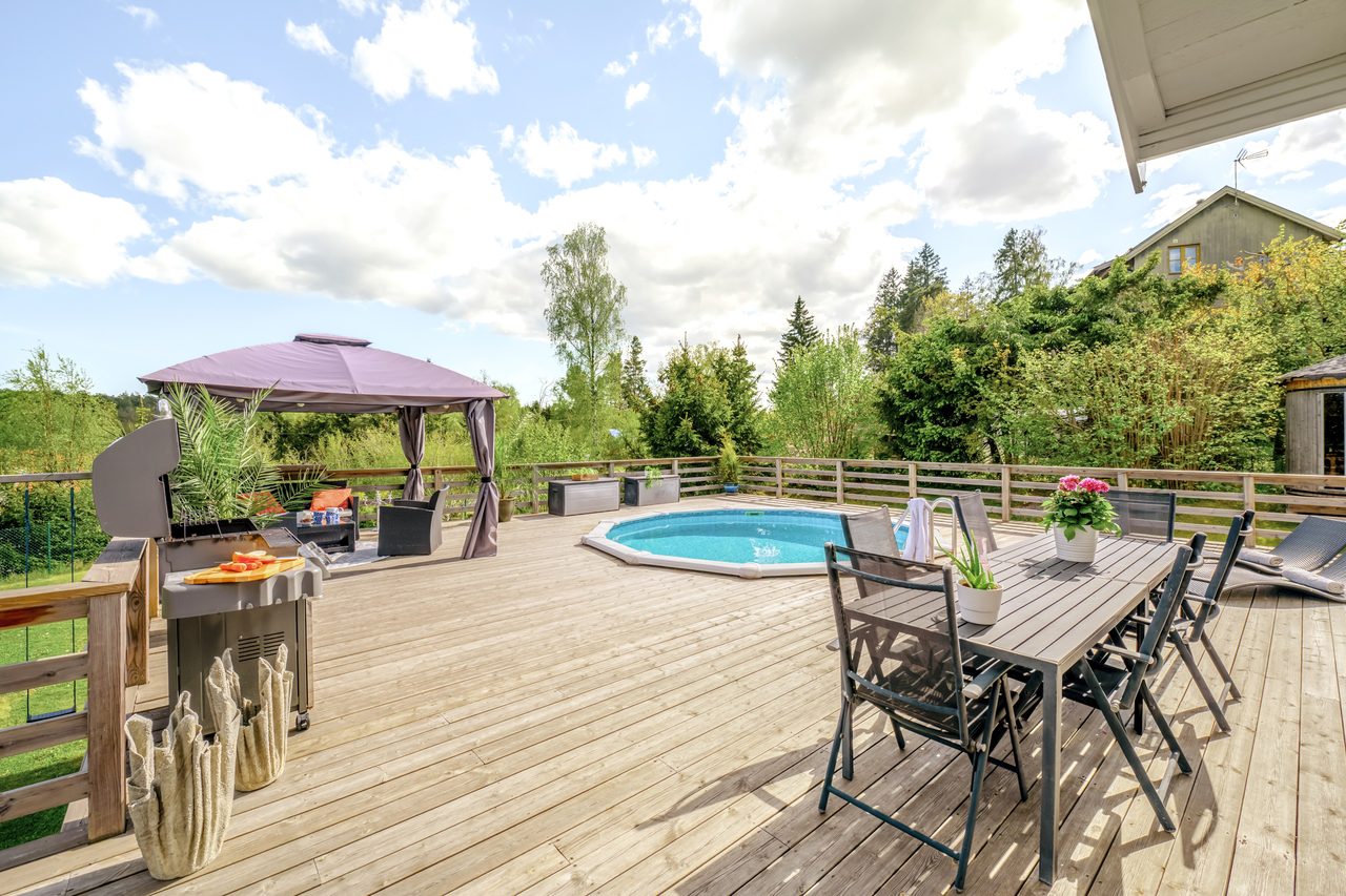 Maxad ytor med pool, utedusch och fristående bastu