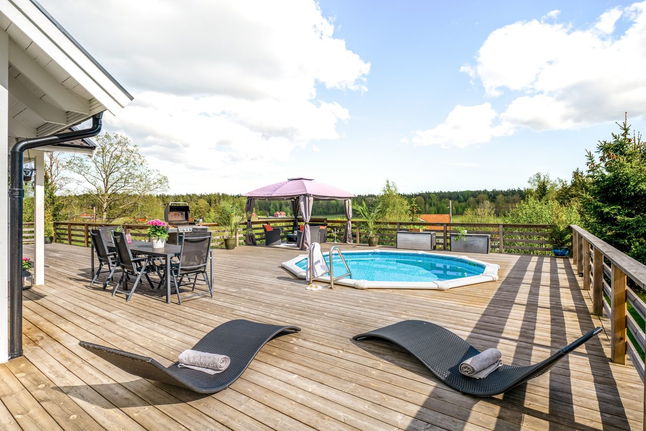 Njut av solen hela dagen i privat och insynsskyddat läge