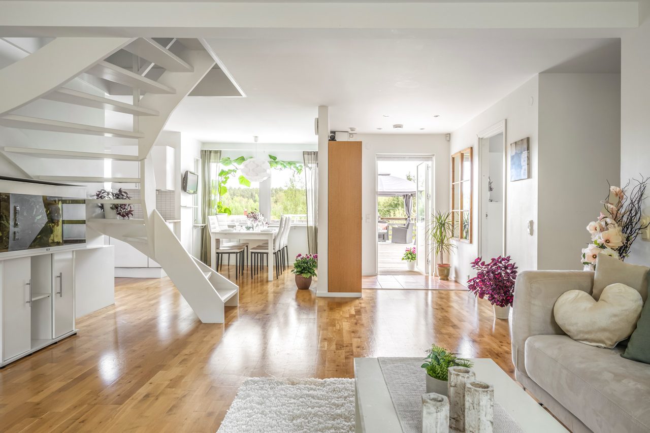 Från vardagsrum med vy mot hall och kök