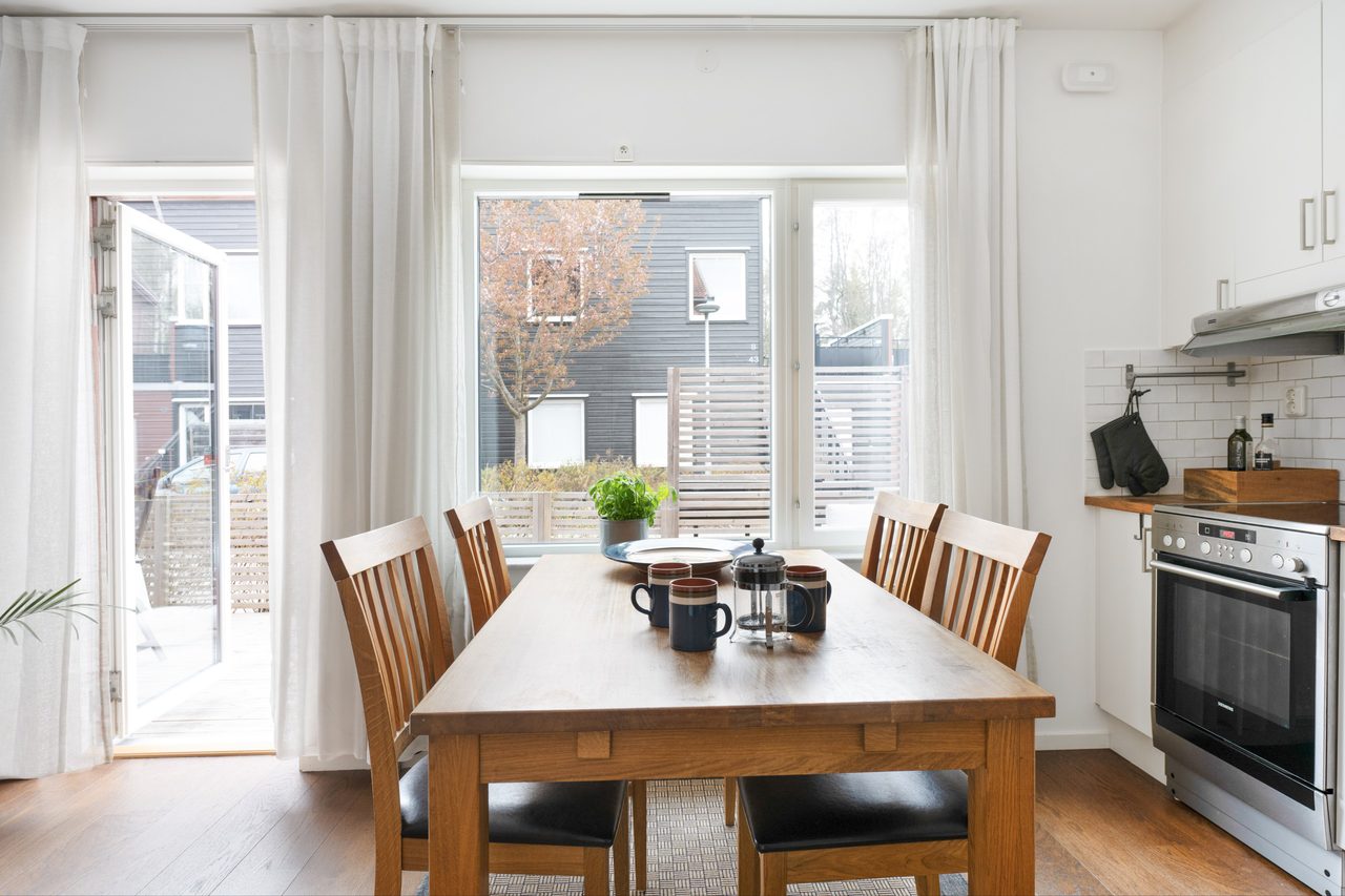 Matplats för 4-6 personer intill köket