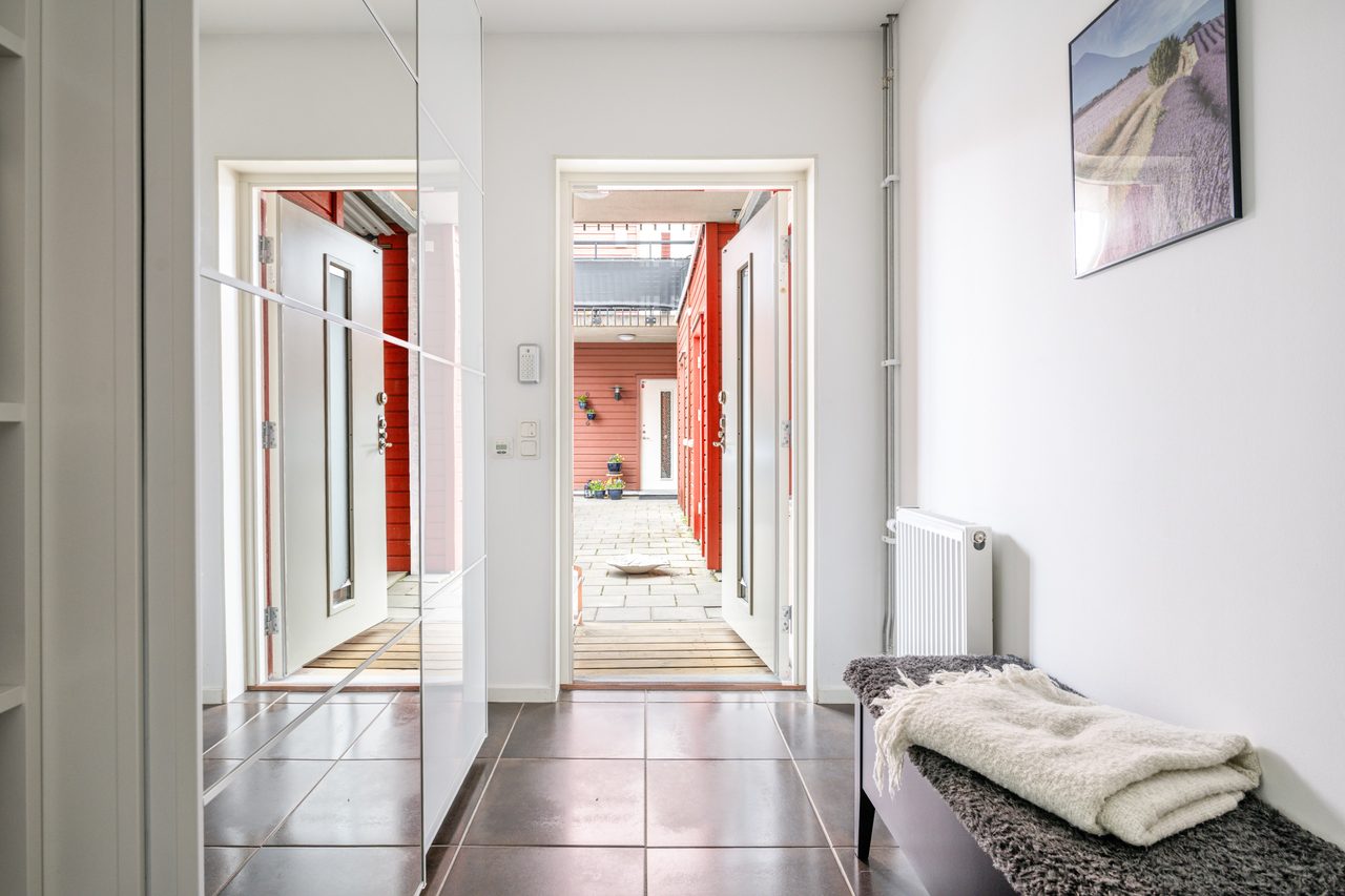 Stor hall med praktisk klinkergolv och bra med förvaring i skjutdörrsgarderob