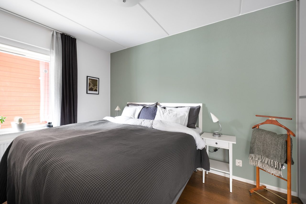 Sovrum 1 med plats för dubbelsäng och förvaring i skjutdörrsgarderob