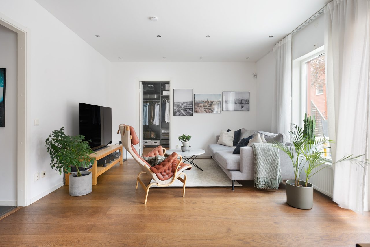 Vardagsrumsdel med gott om plats för möblemang