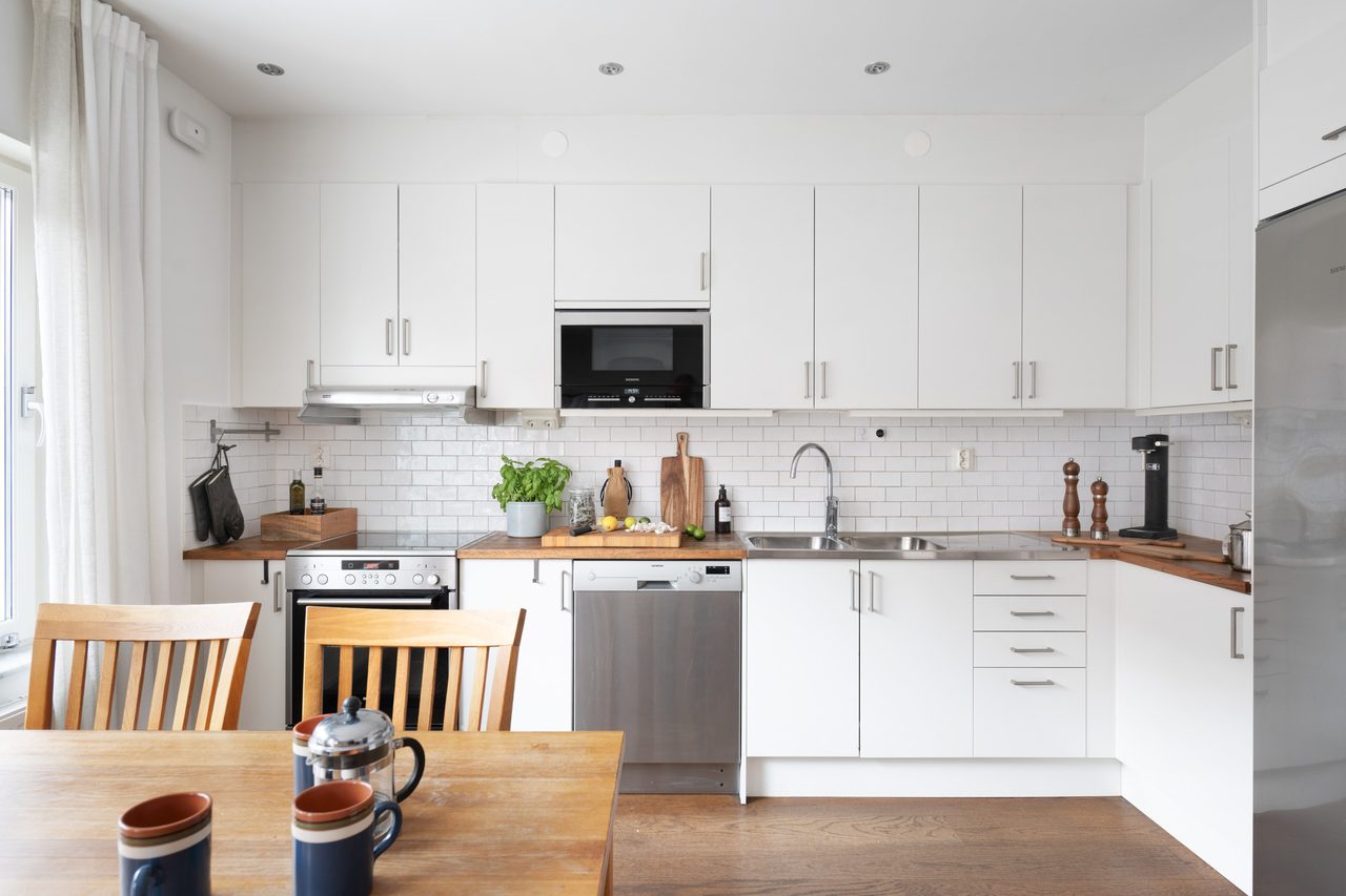 Modernt L-format kök med rostfria vitvaror