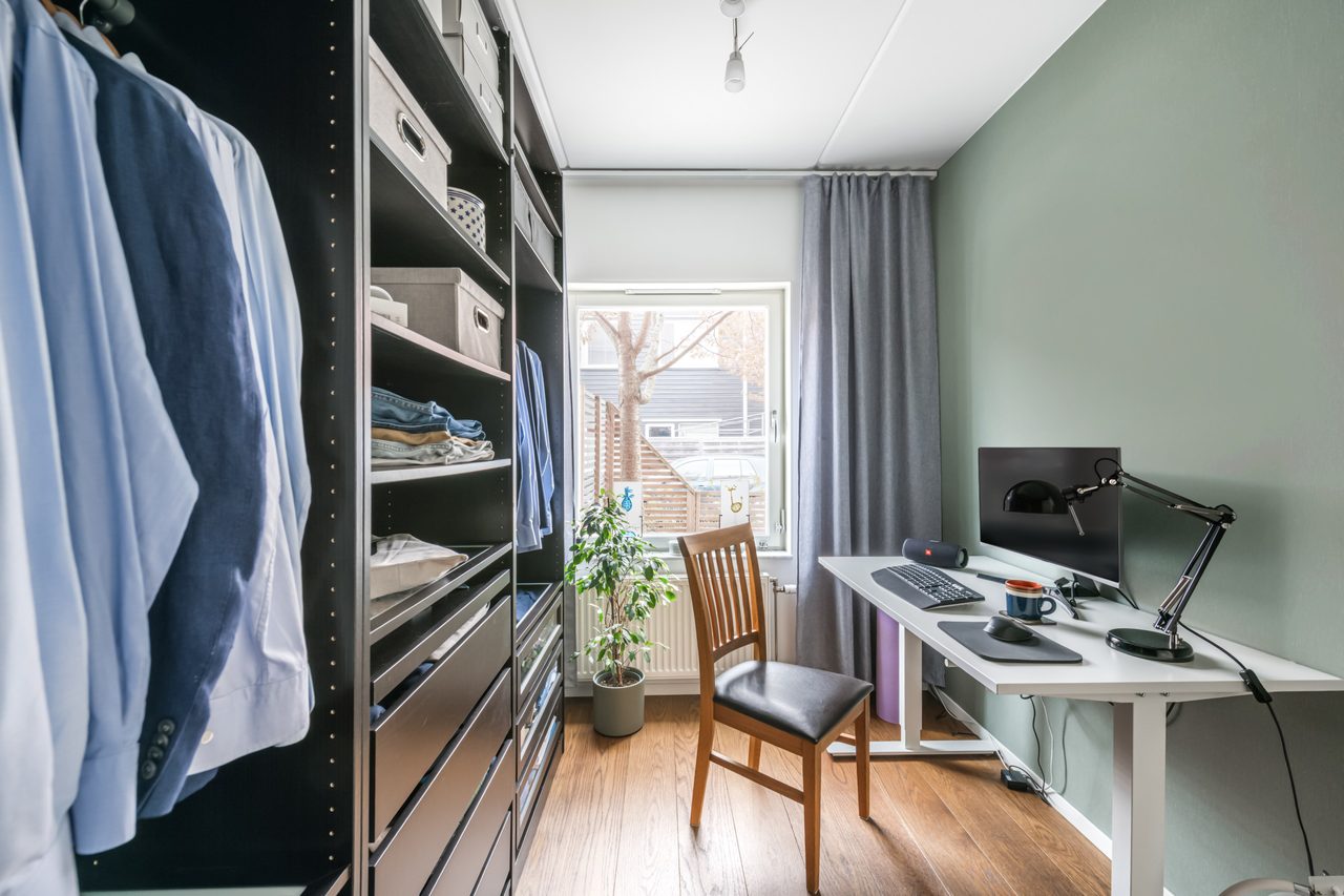 Sovrum 2 används idag som hemmakontor/ walk-in closet