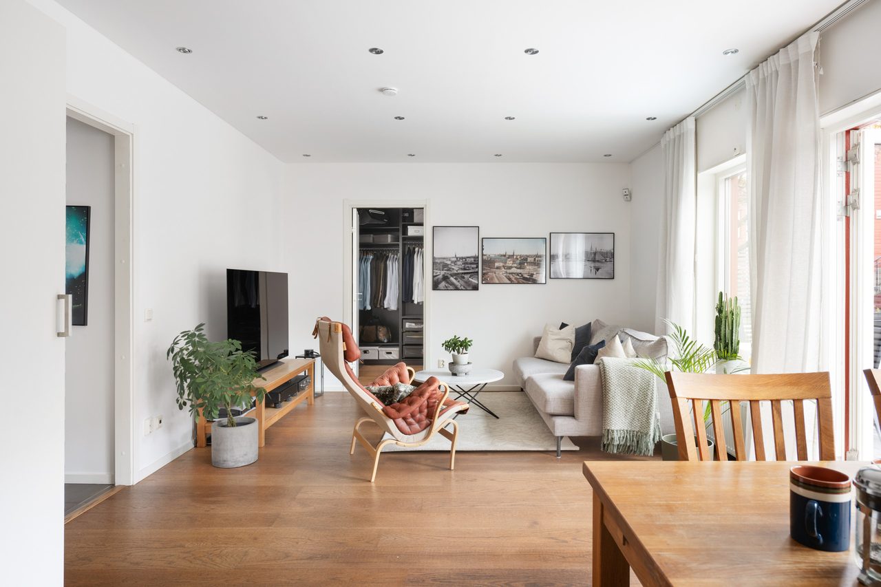 Genomgående fint ekparkett på golv i enstav