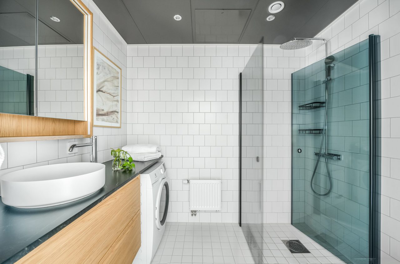 Nyrenoverat badrum med påkostad inredning