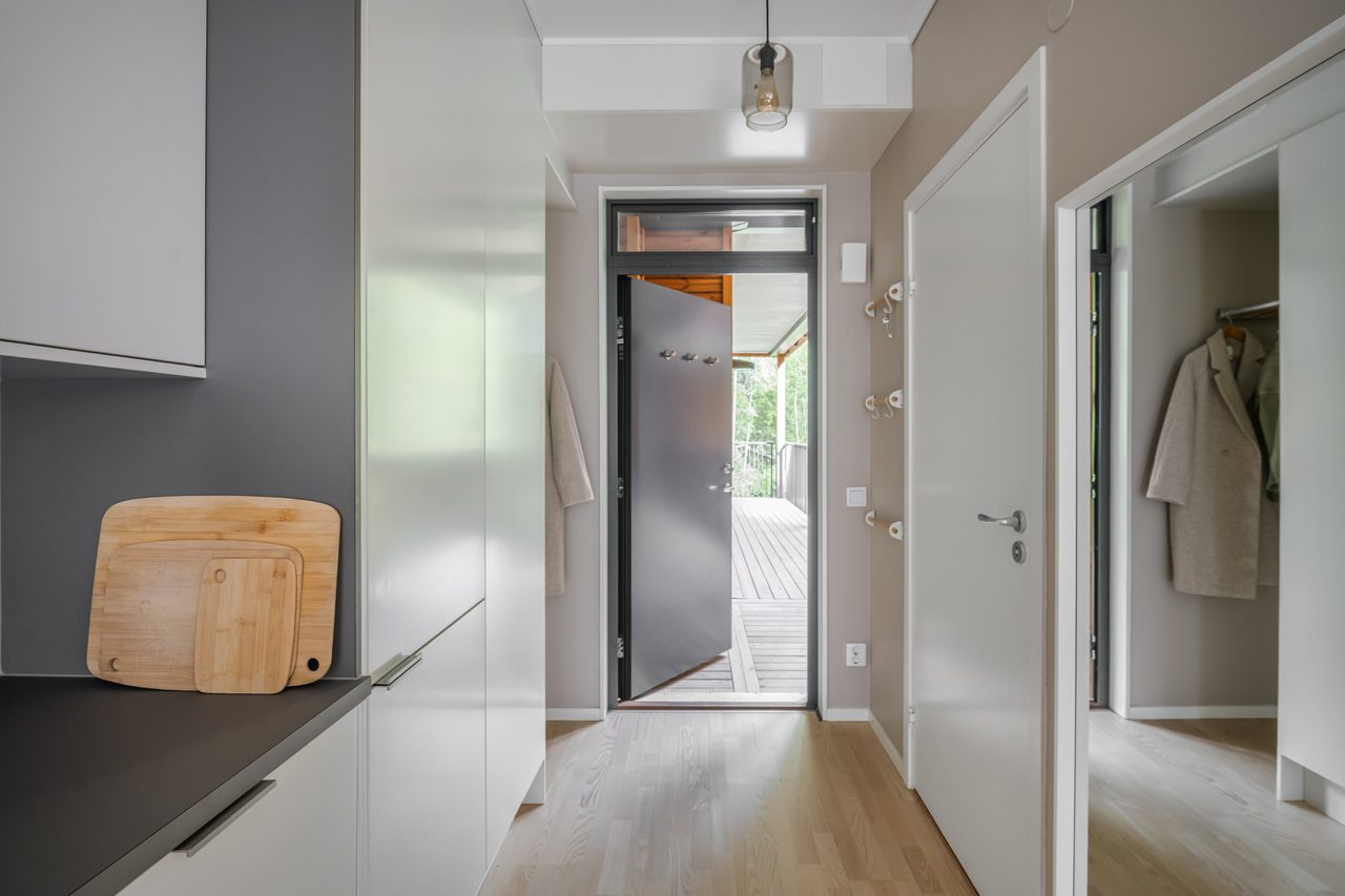 Hall med gott om plats för ytterkläder och skor